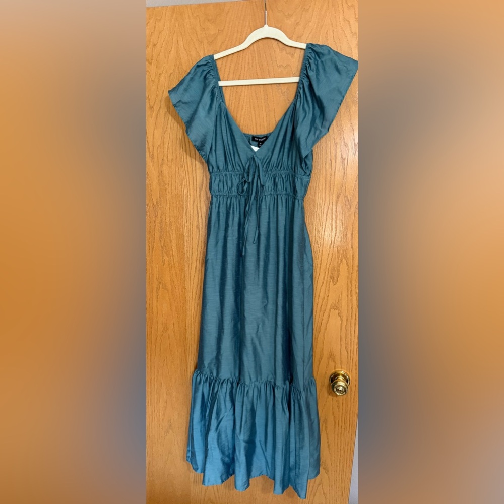 SWEATHEART NECK SHIRRED MAXI DRESS IN LIGHT TEAL, Blu Pepper, size medium, NWT.